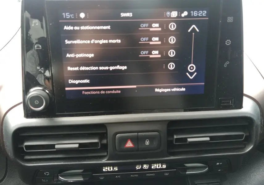 Écran tactile central du Peugeot Rifter 2022 affichant les réglages d'aide à la conduite, avec commandes de climatisation en dessous.