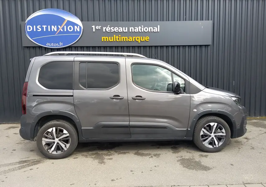 Profil droit du Peugeot Rifter 1.5 BlueHDI 130ch GT gris platinium avec vitres teintées et jantes alliage bicolores.