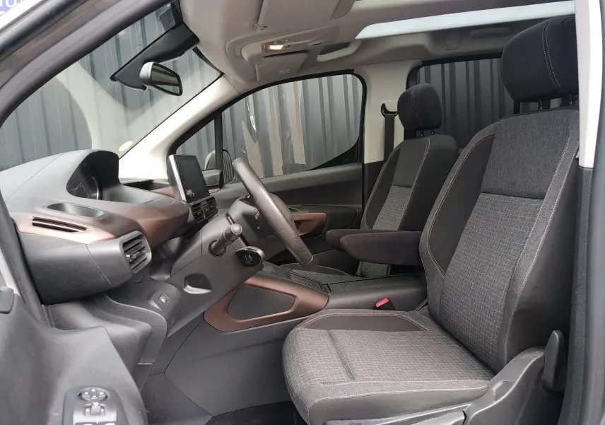 Vue intérieure côté conducteur du Peugeot Rifter 1.5 BlueHDI 130ch GT 2022 avec sièges tissu noir et toit ouvrant panoramique.