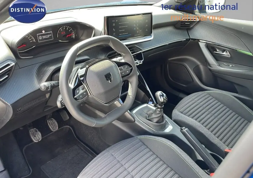 Intérieur du Peugeot 2008 2024 en bleu Vertigo, vue côté conducteur montrant tableau de bord et boîte manuelle.