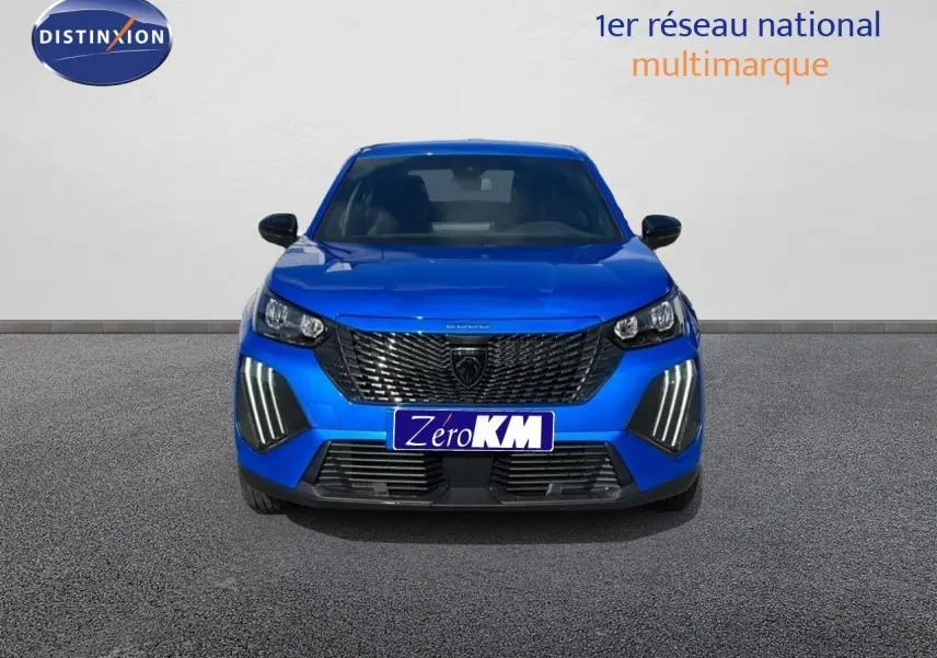 Vue frontale d'un Peugeot 2008 bleu Vertigo Metal avec feux LED verticaux et calandre noire distinctive.