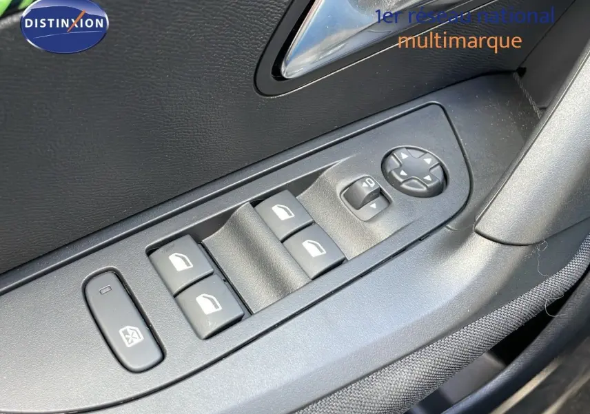 Gros plan sur les commandes des vitres électriques côté gauche de la porte d'une Peugeot 2008 2024.
