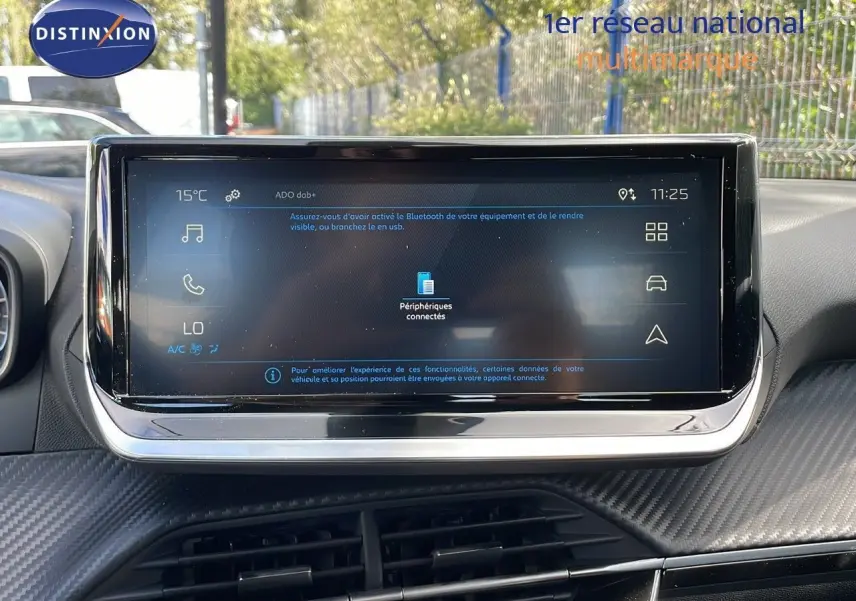 Écran tactile central du tableau de bord du Peugeot 2008 2024, affichant les connexions Bluetooth et la température extérieure.