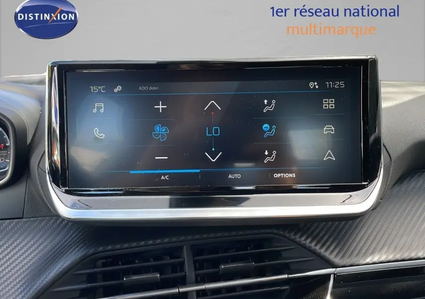 Écran tactile central du Peugeot 2008 2024 affichant la climatisation automatique, entouré d'un tableau de bord noir texturé.