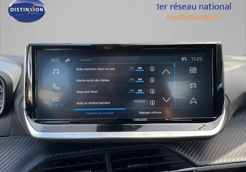 Écran tactile central affichant les aides à la conduite dans l'habitacle d'une Peugeot 2008 2024.