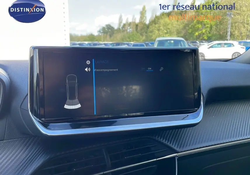 Écran tactile central allumé du tableau de bord du Peugeot 2008, ambiance intérieure moderne et épurée.