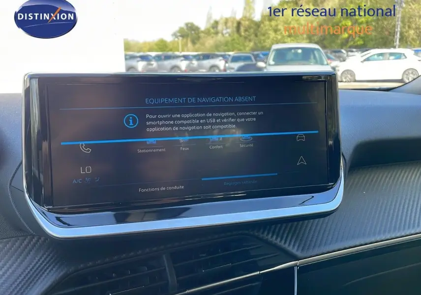 Écran tactile central du tableau de bord d'une Peugeot 2008 2024, affichant l'absence de navigation.