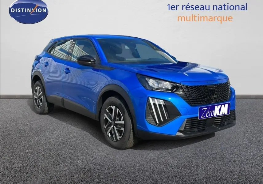 Peugeot 2008 bleu Vertigo métal en 3/4 avant droit, avec calandre noire et feux LED distinctifs.