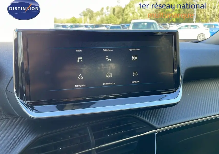 Écran tactile central du tableau de bord d'une Peugeot 2008 2024, ambiance intérieure moderne et épurée.