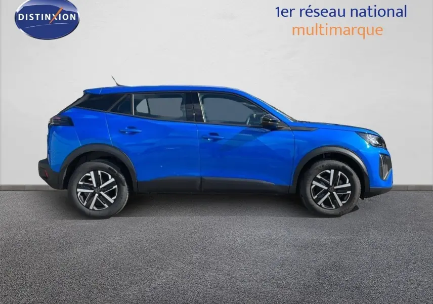 Peugeot 2008 bleu Vertigo métal en profil côté gauche, soulignant ses jantes et lignes modernes.