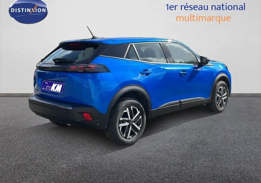 Peugeot 2008 bleu Vertigo Metal vue 3/4 arrière droit, soulignant ses lignes modernes et ses jantes distinctives.