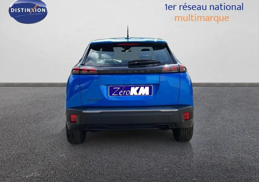 Vue arrière d'un Peugeot 2008 bleu Vertigo Metal 2024 avec feux LED et plaque Zéro KM visible.