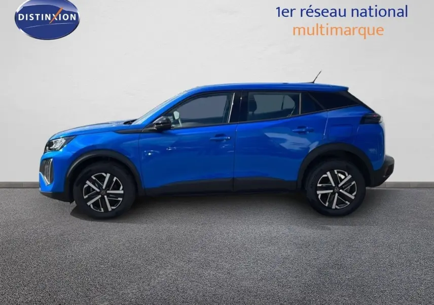 Profil côté gauche d'un Peugeot 2008 2024 bleu Vertigo Metal avec jantes alliage et toit noir contrasté.