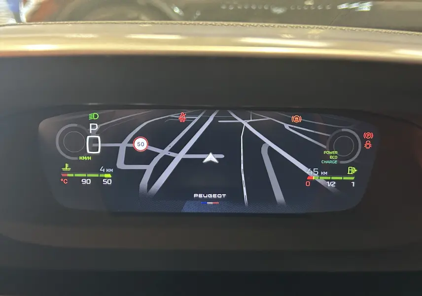 Vue rapprochée de l'instrumentation numérique 3D personnalisable du tableau de bord Peugeot 308 Hybrid 2026.