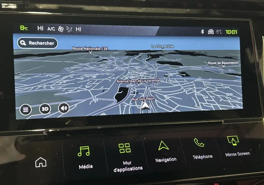 Écran tactile du GPS 3D de la Peugeot 308 III Hybrid 145 GT, affichant une carte routière détaillée.