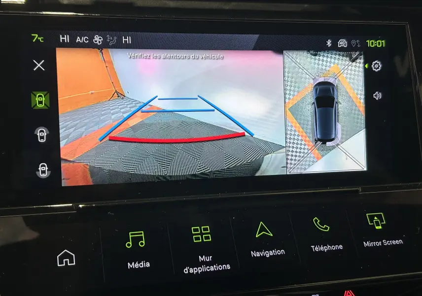 Écran intérieur de la Peugeot 308 gris Selenium montrant la caméra de recul et la vision 360° avec guidage dynamique.