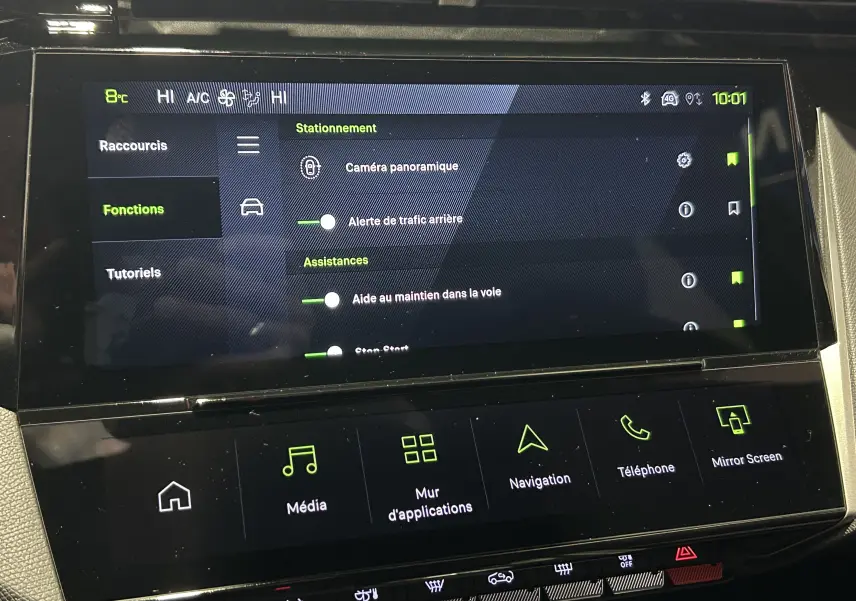 Écran tactile central du Peugeot 308 gris Selenium montrant les options d’assistance et de stationnement.