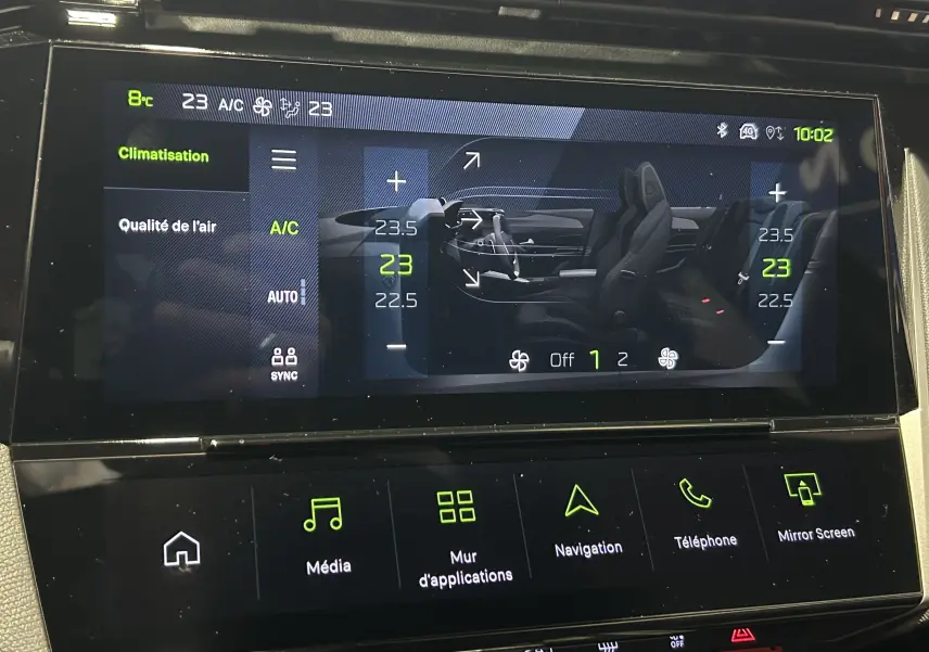 Écran tactile central de la Peugeot 308 gris Selenium montrant la climatisation et les options multimédia.