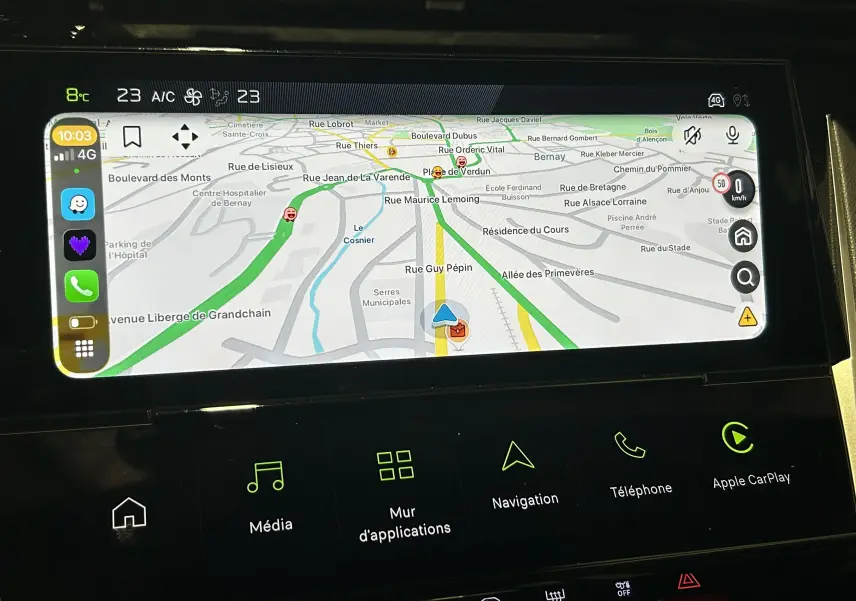 Écran tactile central de la Peugeot 308 gris Selenium affichant la navigation GPS avec interface Apple CarPlay.