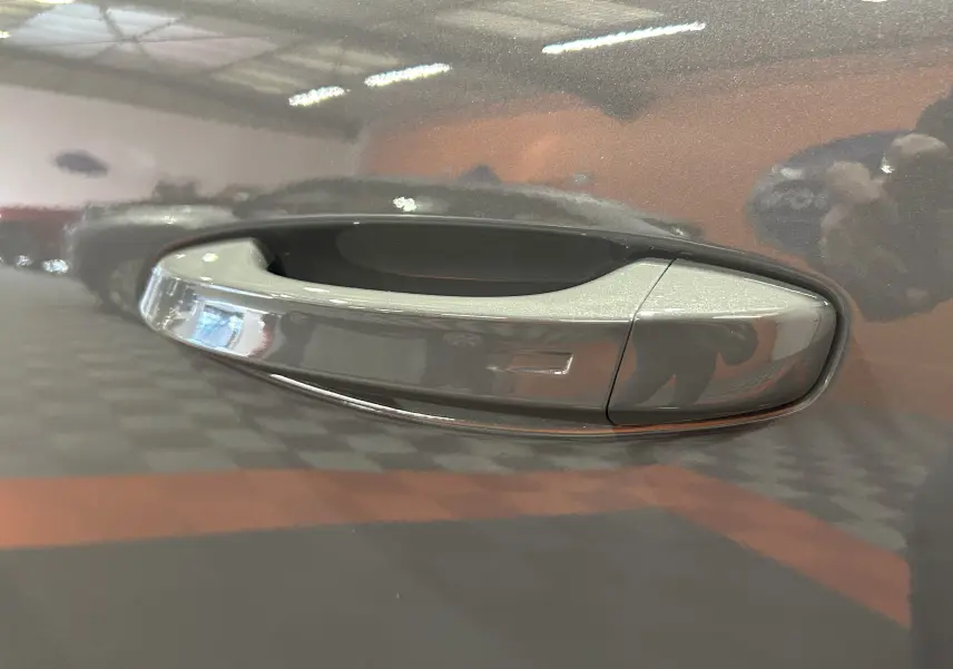 Poignée de porte côté droit gris Selenium de Peugeot 308 III Ph.2 HYBRID 145 GT en gros plan.