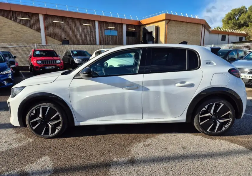 Peugeot 208 Hybrid 136 e-DCS6 GT blanc vue de profil côté gauche, avec jantes alliage 17 pouces et vitres teintées.