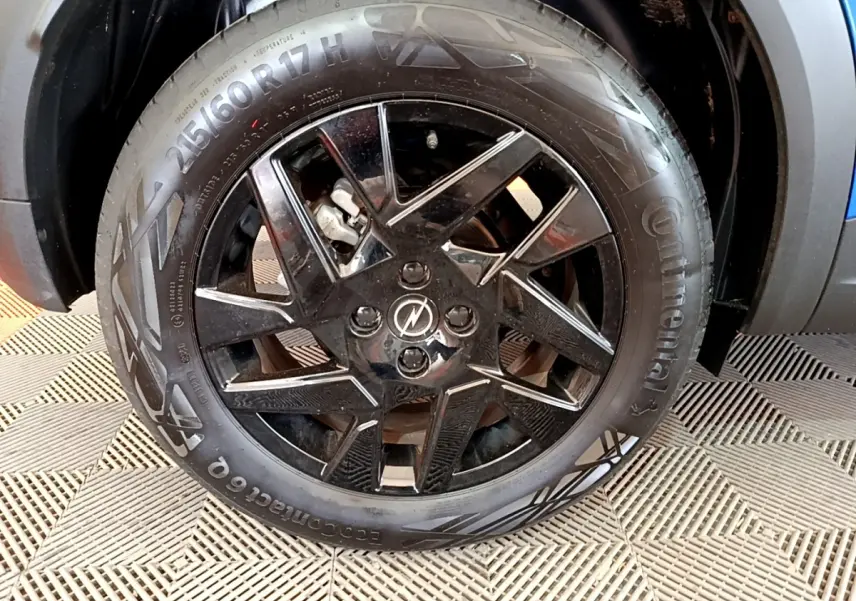 Gros plan sur la jante noire brillante de 17 pouces avec logo Opel, montée sur un pneu Continental.