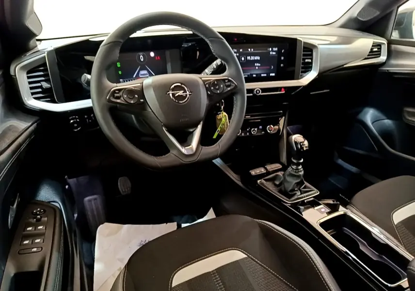 Vue intérieure centrée sur le volant et la console centrale d’une Opel Mokka 1.2 Turbo 136ch GS avec boîte manuelle.
