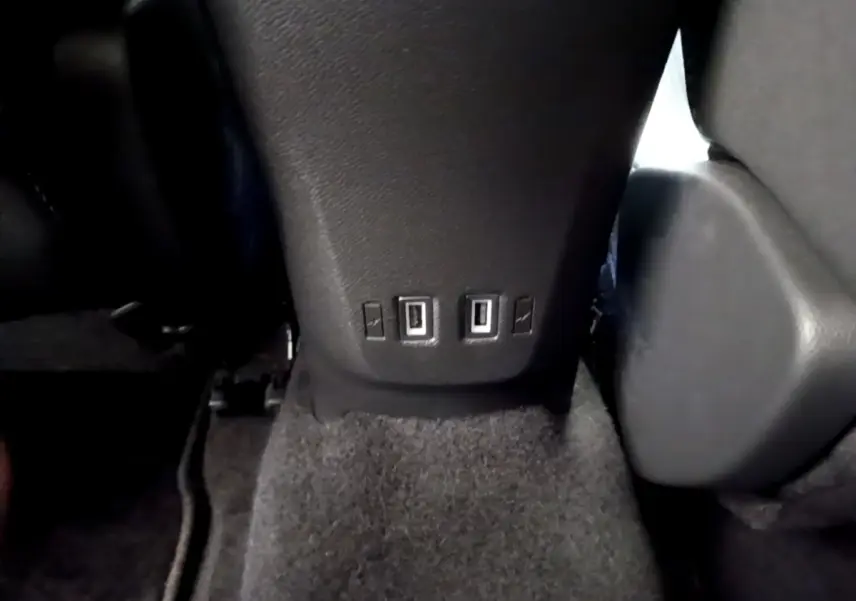 Prise USB arrière double vue en gros plan sur la console centrale noire du Opel Mokka bleu 2024.