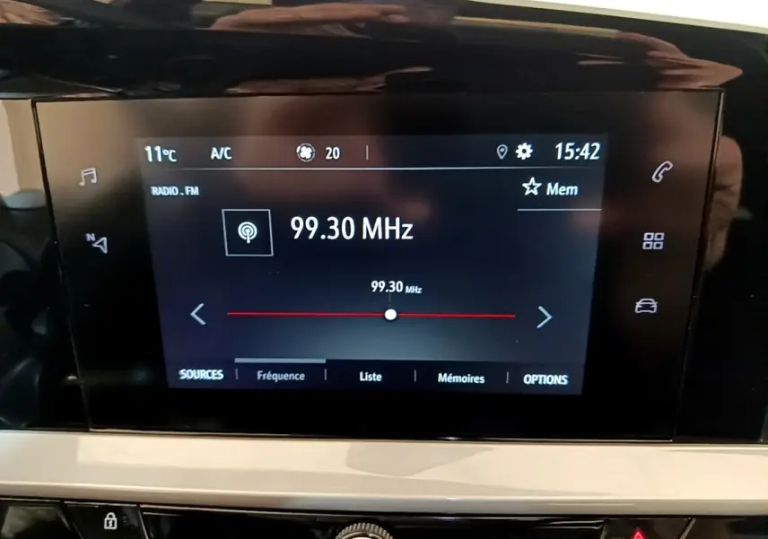 Écran tactile central affichant la radio FM à 99,30 MHz dans l’habitacle d’un Opel Mokka 2024.