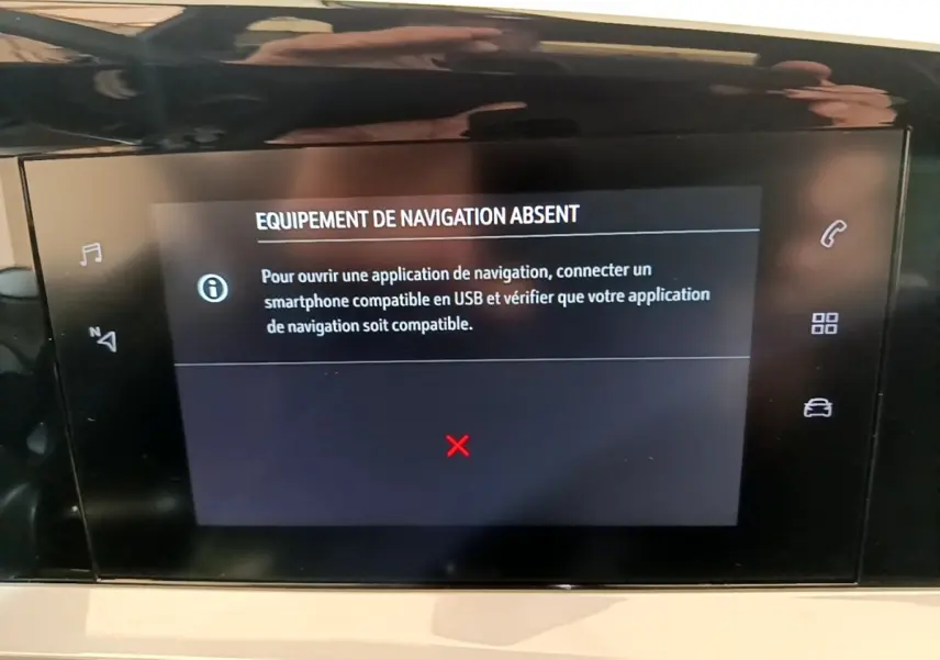 Écran tactile central du tableau de bord de l’Opel Mokka 2024 affichant un message d’équipement de navigation absent.