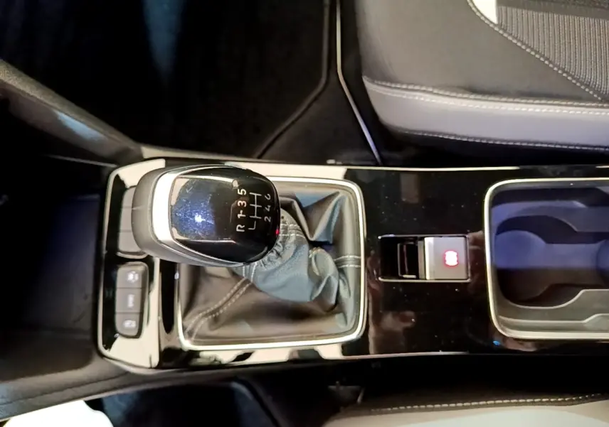 Gros plan sur la console centrale avec levier de vitesse manuel et frein à main électrique dans l'Opel Mokka 2024.