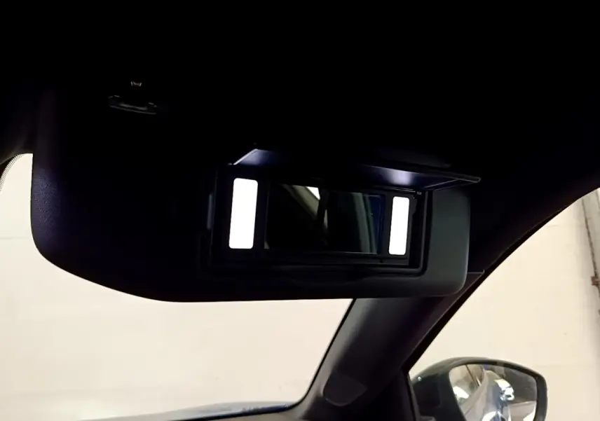 Miroir de courtoisie éclairé sur pare-soleil intérieur côté conducteur de l’Opel Mokka bleu 2024.