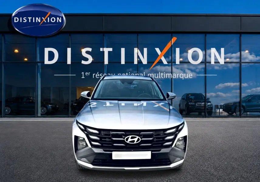 Vue frontale d’un Hyundai Tucson blanc 2026 avec calandre noire et logo Hyundai bien visible.