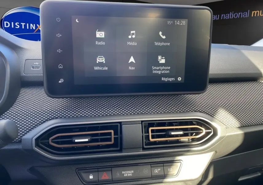 Écran tactile Media Nav et aérateurs hexagonaux avec cadre cuivré dans l'habitacle noir de la Dacia Sandero Stepway.
