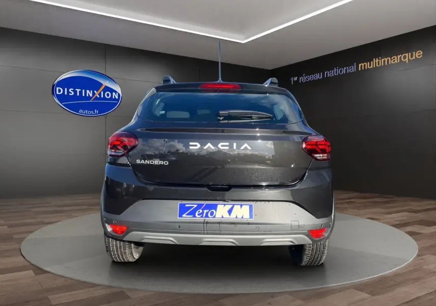 Vue arrière d'une Dacia Sandero Stepway noire 2025 avec feux LED et logo DACIA bien visibles.