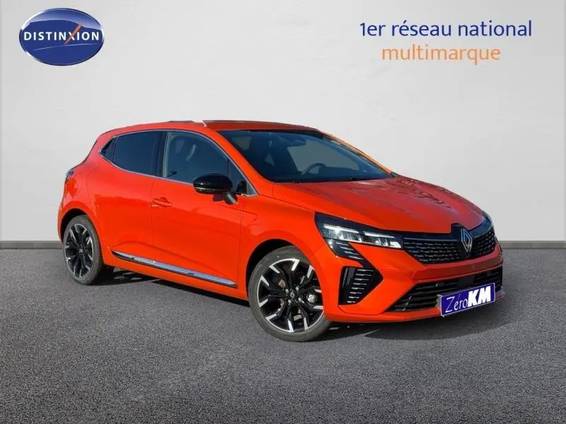 Renault Clio 2025 orange Valencia vue 3/4 avant droit avec jantes noires et détails noirs contrastants.