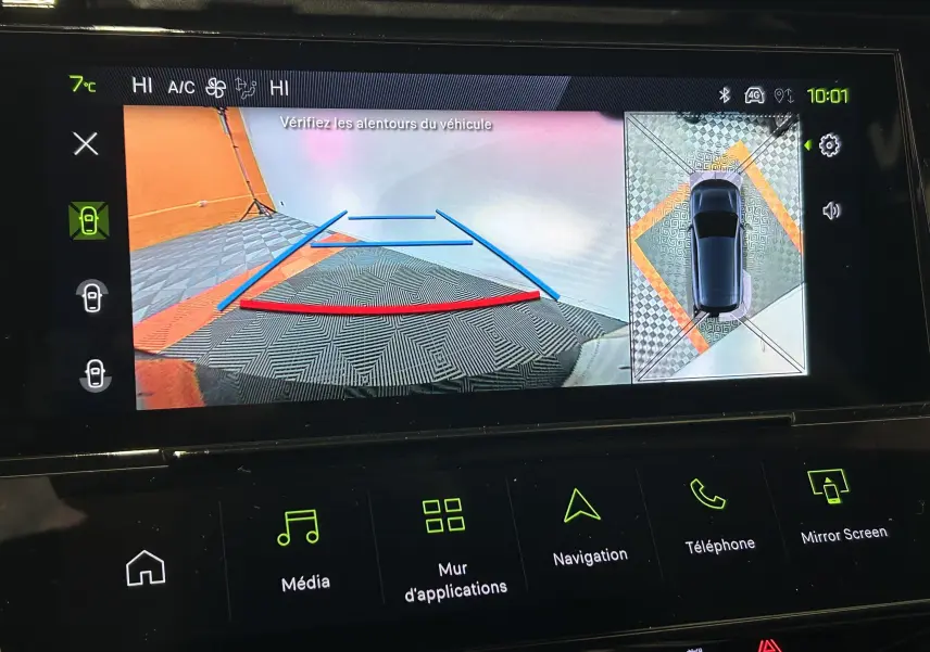 Affichage écran intérieur montrant la caméra de recul et la vision 360° du Peugeot 308 blanc Okenite.