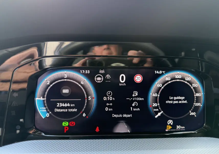 Tableau de bord numérique de Volkswagen Golf SW gris lunaire, affichant compte-tours, vitesse et informations de conduite.