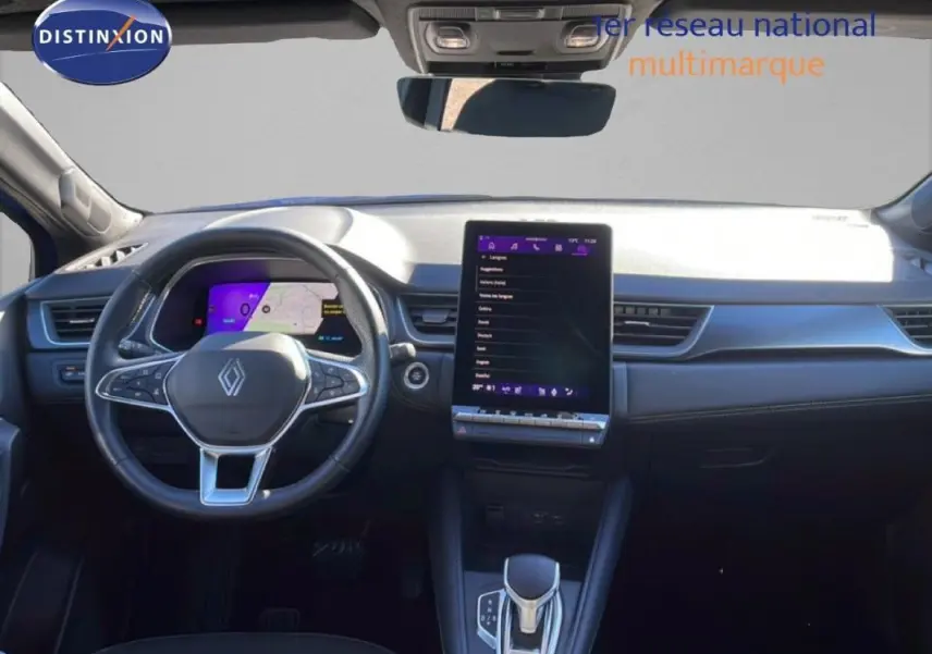 Vue intérieure frontale du tableau de bord de la Renault Symbioz 2025 avec écran tactile vertical et volant multifonctions cuir.