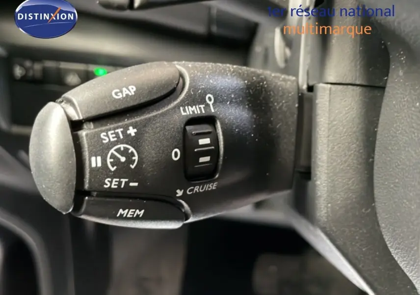 Gros plan sur la commande de régulateur de vitesse au volant du Citroën C5 Aircross 2025 gris platinium.