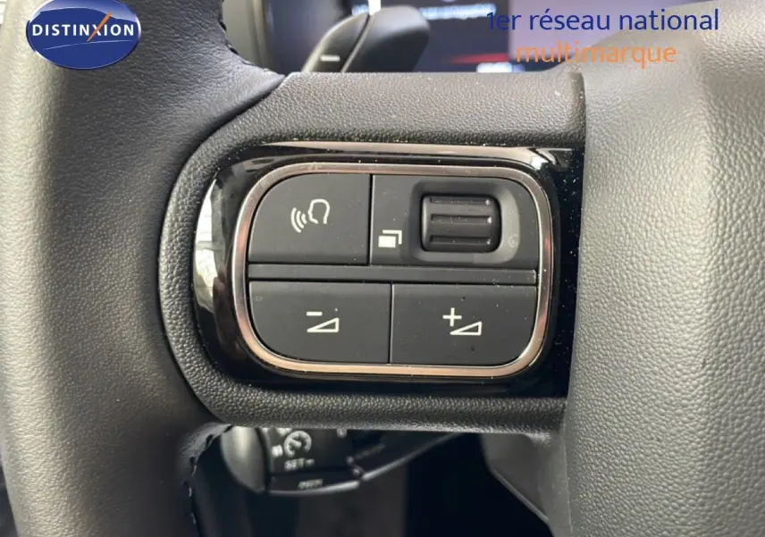 Gros plan sur les commandes de volume et appel du volant en cuir du Citroën C5 Aircross 2025 gris platinium.