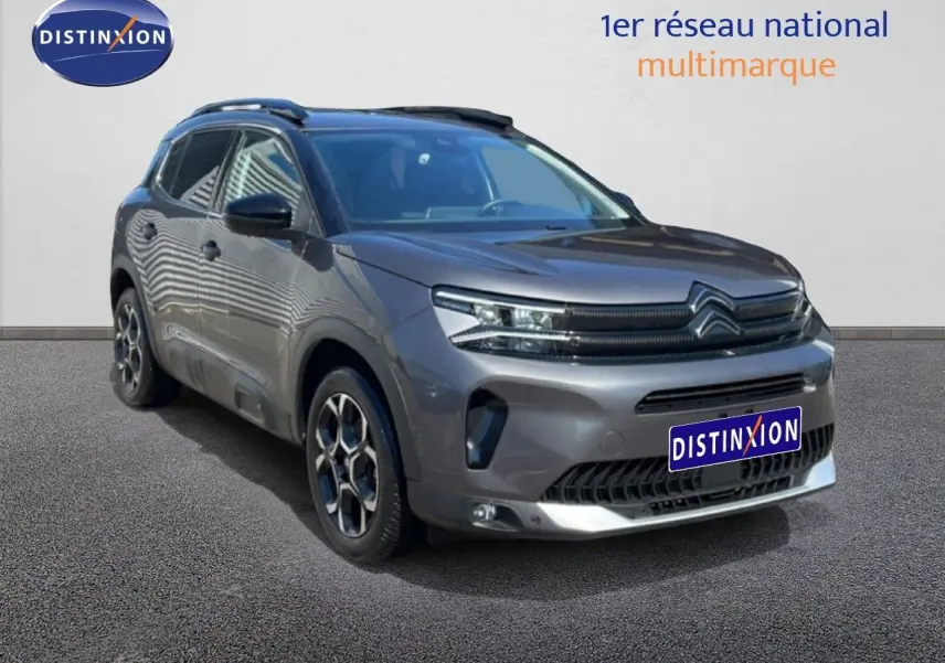 Citroën C5 Aircross gris platinium métal en 3/4 avant droit, SUV hybride avec jantes bi-ton et toit noir.