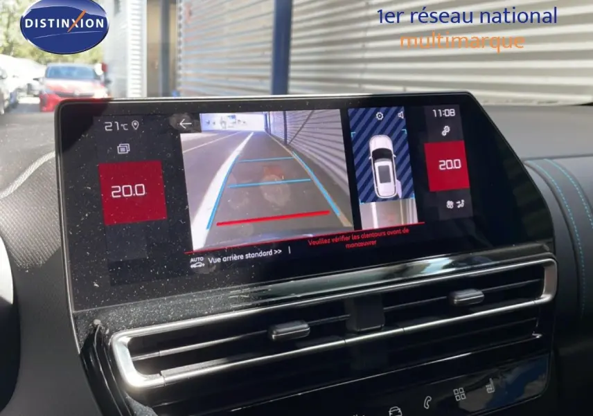 Écran central du tableau de bord du Citroën C5 Aircross 2025 affichant la caméra de recul et les réglages de température à 20°C.