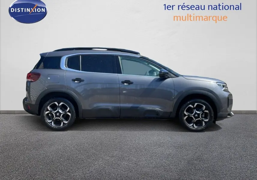 Profil droit du Citroën C5 Aircross 2025 gris platinium métal avec jantes alliage et toit noir contrasté.