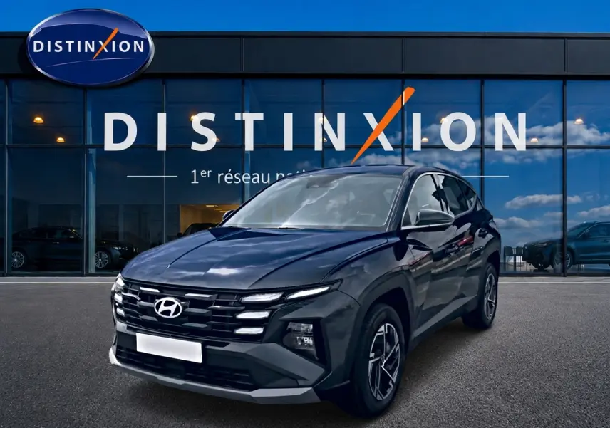 Hyundai Tucson 2026 gris ecotronique en 3/4 avant, avec calandre noire et jantes alliage distinctives.