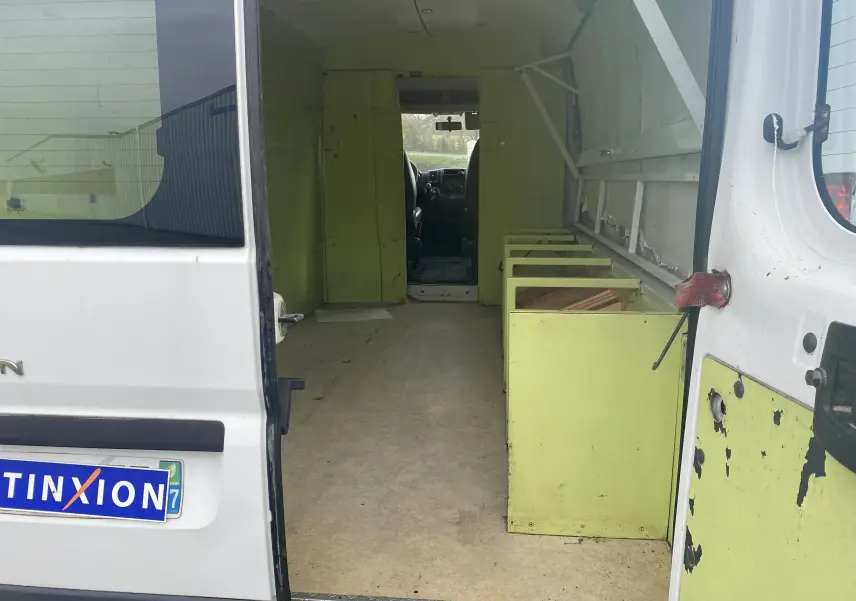 Vue arrière ouverte du Citroën Jumper blanc L3H2 2011, montrant l'intérieur aménagé avec rangements verts pâles.