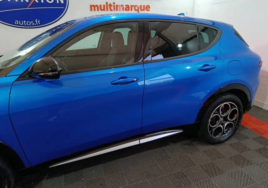 Vue latérale gauche d'un Alfa Romeo Tonale bleu 2023 avec jantes distinctives et rétroviseurs noirs.