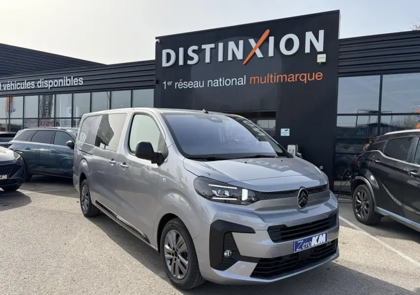 Vue 3/4 avant du Citroën Jumpy gris acier métal avec jantes alliage 17'' et calandre noire distinctive.