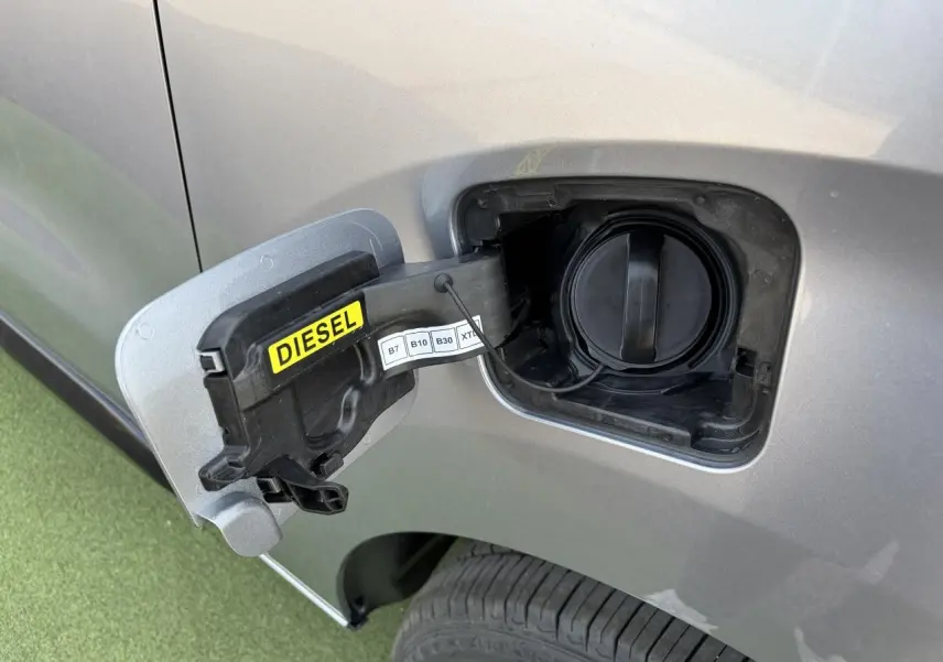 Gros plan sur la trappe à carburant diesel côté gauche du Citroën Jumpy gris acier métal.