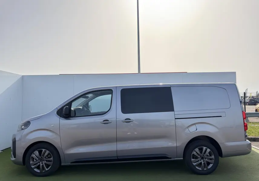 Vue latérale droite d’un Citroën Jumpy III XL gris acier avec jantes alliage 17 pouces et vitres latérales extra-teintées.